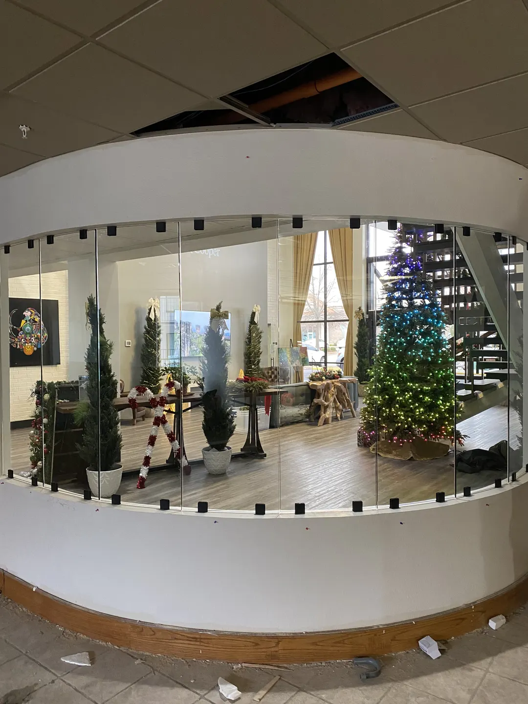 Curved glass panels following a rounded interior opening